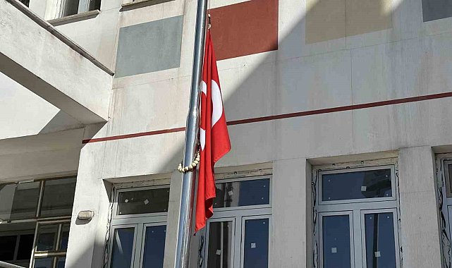 Yüksekova'da İsmail Haniye için bayraklar yarıya indirildi