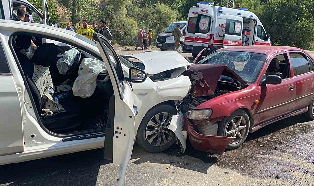 Yüksekova'da otomobil ile cip kafa kafaya çarpıştı: 8 yaralı