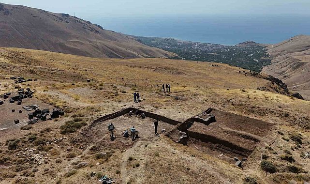 2 bin 300 rakımdaki Kef Kalesi kazısında Urartu'nun izleri araştırılıyor