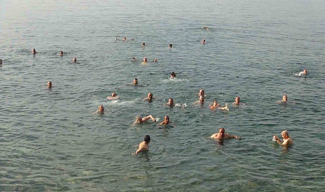 50 ile 70 yaş arasındaki yetişkinler güne Van Gölü'nde yüzerek başlıyor