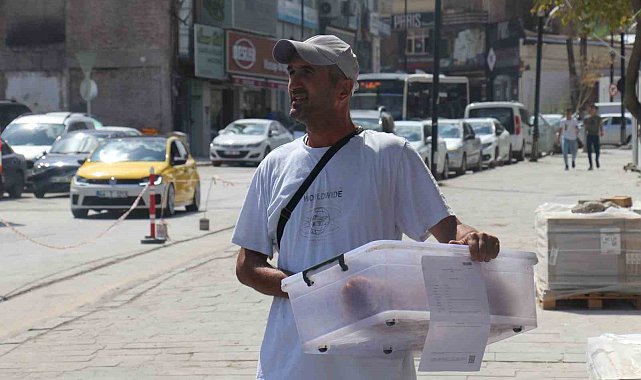 87 puanla atanamayan FETÖ mağduru öğretmen, diploması ile simit satıyor