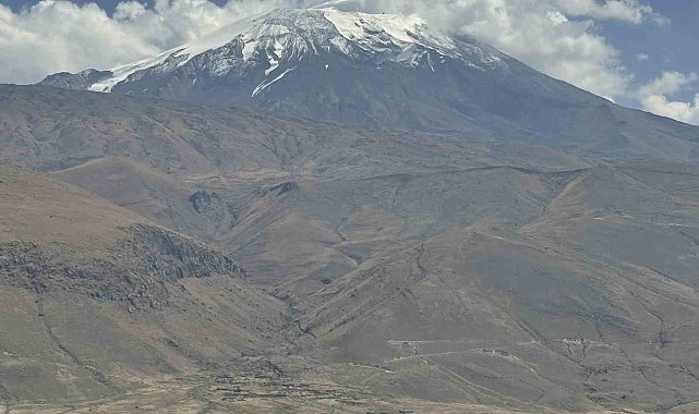 Ağrı Dağı'na yaz mevsiminden sonra ilk kar düştü