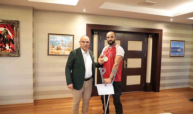 Ağrı Valisi Koç, Türkiye şampiyonu Halit Durak'ı tebrik etti