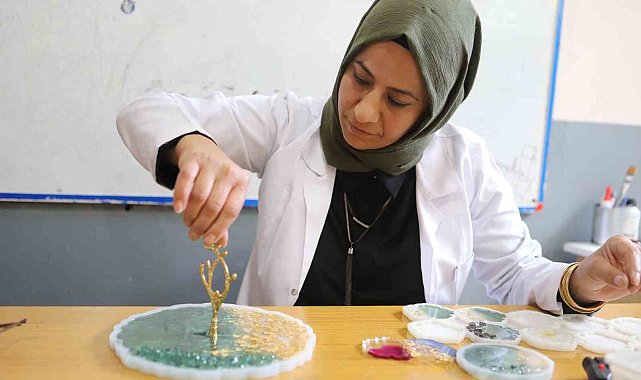 Ağrılı kadınlar atık camları hem sanata hem kazanca dönüştürüyor