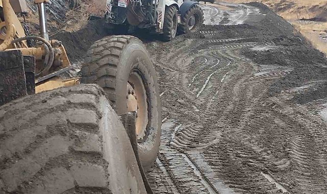 Ahlat'ta sel nedeniyle kapanan köy yolları ulaşıma açıldı