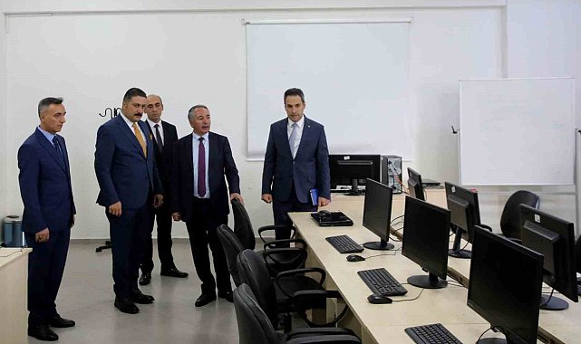 AİÇÜ Fen Edebiyat Fakültesi'nde yeni bir bilgisayar laboratuvarı açıldı