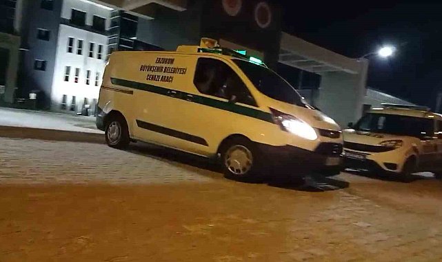 Babası ve babasının kadın arkadaşını öldürdü