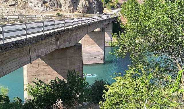 Baraj gölüne uçan araçtan inanılmaz kurtuluş