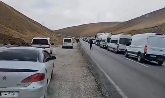 Başkale'de iki tır çarpıştı, yol 2 saat ulaşıma kapandı