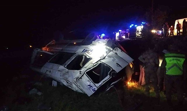 Bingöl'de ata çarpan minibüs şarampole devrildi: 13 yaralı