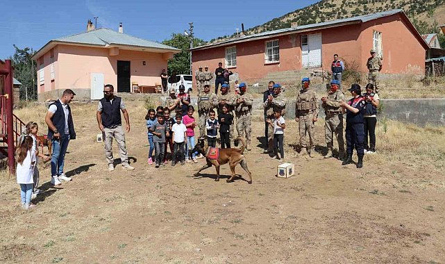 Bingöl'de jandarma ekipleri, öğrencilerle bir araya geldi