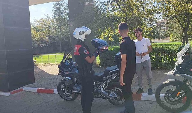 Bingöl'de sınav yerini karıştıran veya geç kalan öğrencileri, polisler sınava yetiştirdi