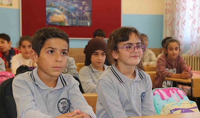 Cumhurbaşkanı Erdoğan sayesinde göz sağlığına kavuşan minik Ada ders başı yaptı