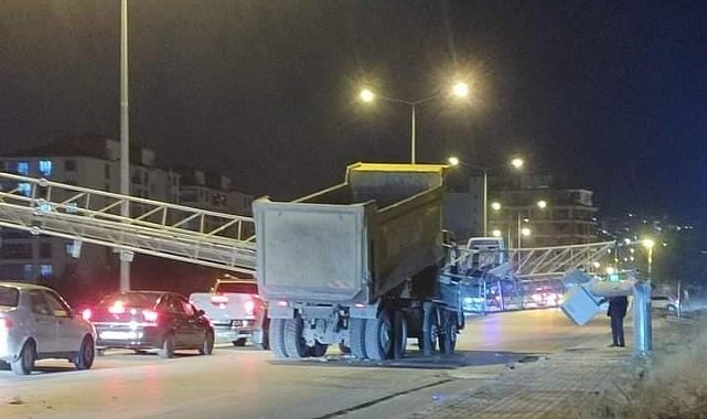 Damperi açık kamyon KGYS direğini devirdi
