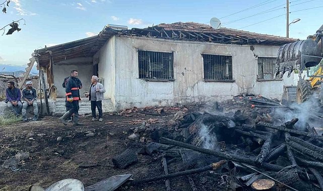 Depoda çıkan yangında tonlarca odun yandı