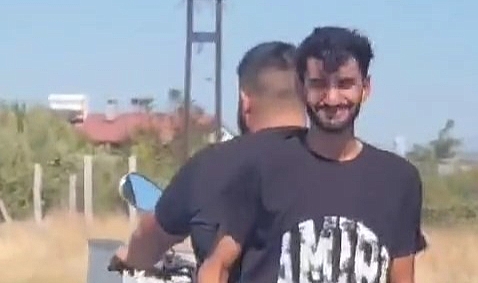 Elazığ&#039;da tehlikeli yolculuk: Motosiklete ters oturdu