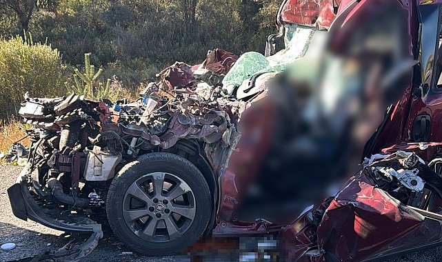 Erzincan'da Fiat marka otomobil tıra çarptı: 3 ölü, 2 ağır yaralı