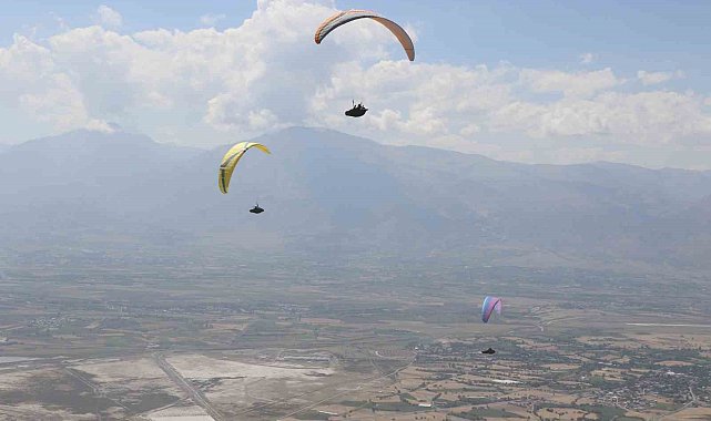 Erzincan'da gökyüzü paraşütçülerle şenlendi