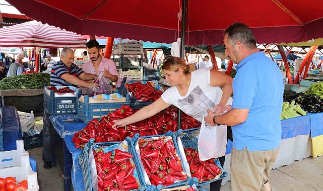 Erzincan'da salçalık domates ve biberler tezgahlarda