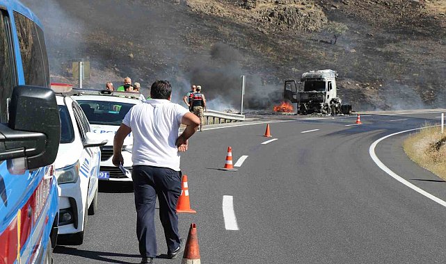 Seyir halindeki tır alev alev yandı