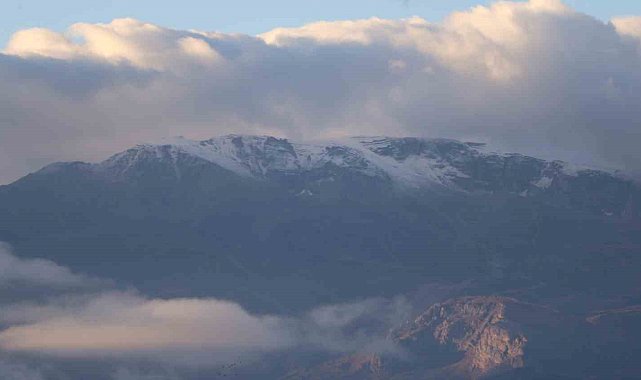 Erzincan'ın etrafını çeviren dağların yüksek kesimlerine mevsimin ilk karı düştü