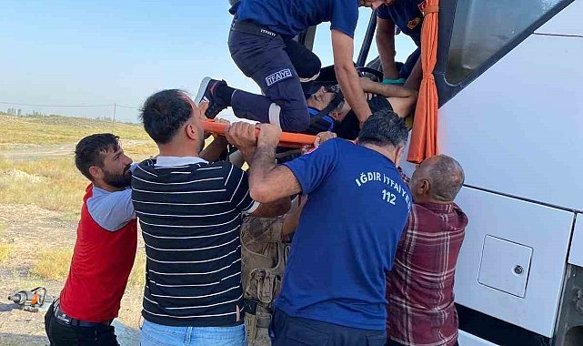 Gürcistan plakalı otobüs Iğdır'da şarampole yuvarlandı: 2 yaralı