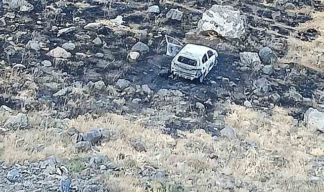 Hakkari'de alev alan otomobil kullanılamaz hale geldi