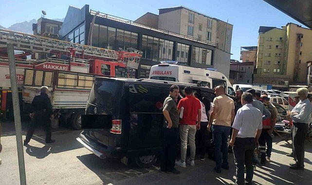 Hakkari'de araçta kilitli kalan kadın kurtarıldı
