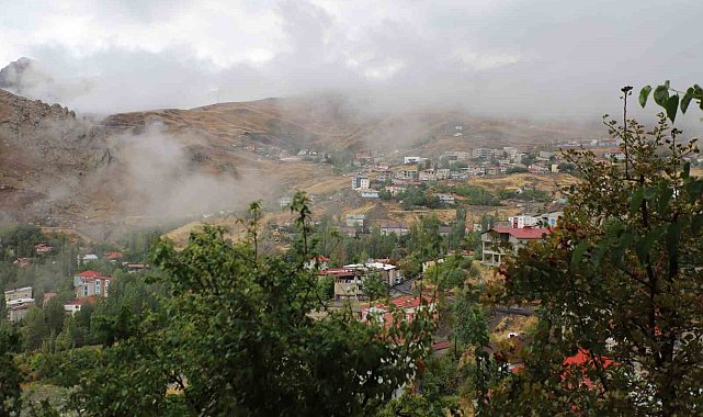Hakkari'de sağanak yağış etkisini sürdürüyor
