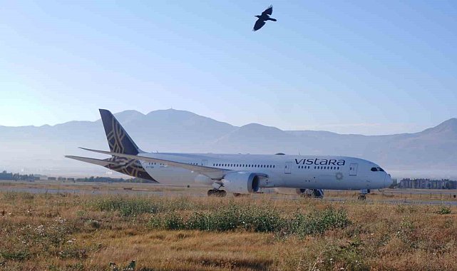 Hindistan uçağı yolcularının Erzurum'daki bekleyişi sürüyor