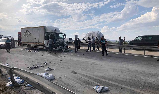 İki kamyon çarpıştı, 3 kişi yaralandı