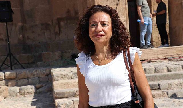 İsmini aldığı Akdamar Adası'nı ilk defa gören Ermeni asıllı Tamara gözyaşlarına hakim olamadı