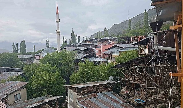 İspir'de sağanak yağış etkili oluyor