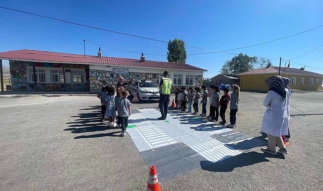 Jandarma çocukları bilgilendiriyor