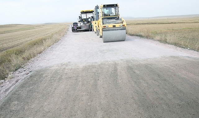 Kars'ın köy yolları sıkıştırılmış betonla yenileniyor