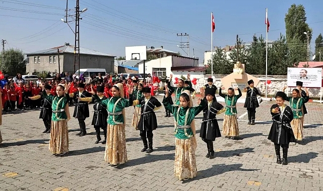 Kars’ta İlköğretim Haftası renkli görüntüler oluşturdu