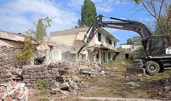 Kars’ta metruk bina yıkım çalışmaları sürüyor