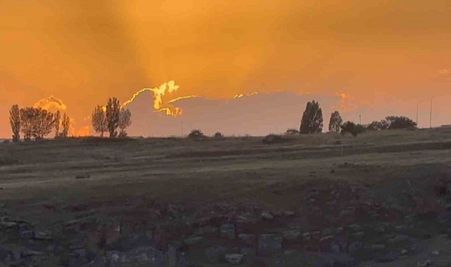 Kars'ta gökyüzü kızardı, görenler büyülendi