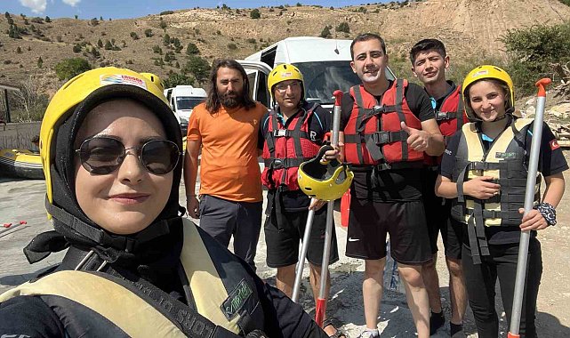 Kavurucu sıcaklarda rafting yaparak serinlediler