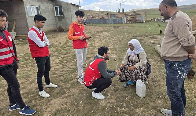 Kızılay gönüllüleri Diyadin'de ihtiyaç sahibi ailelerin umudu oluyor