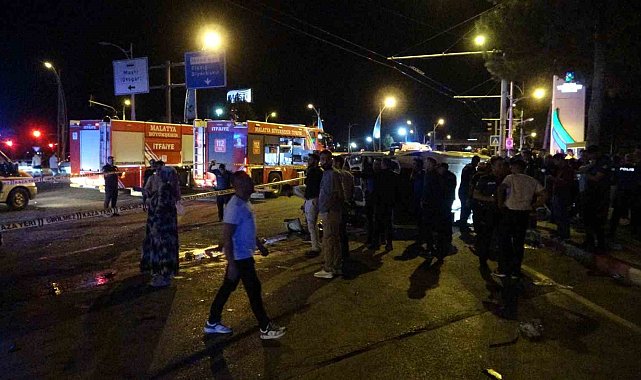 Malatya'da otomobil ile çarpışan işçi servisi devrildi: Çok sayıda yaralı var