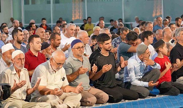 Mevlid Kandilinde Erzincanlılar camileri doldurdu