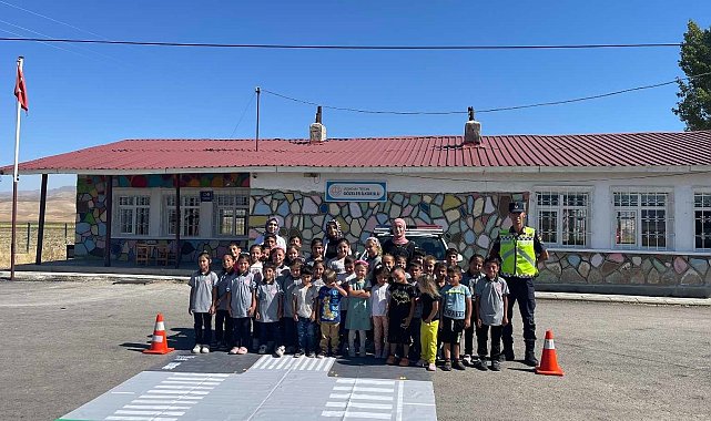 Miniklere uygulamalı mobil trafik eğitimi verildi