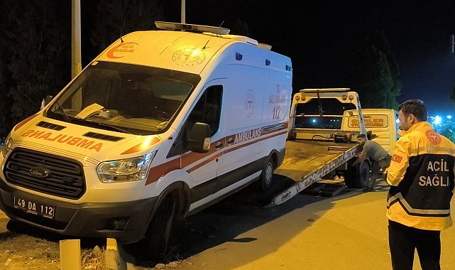 Muş'ta ambulans kaza yaptı: 2 yaralı