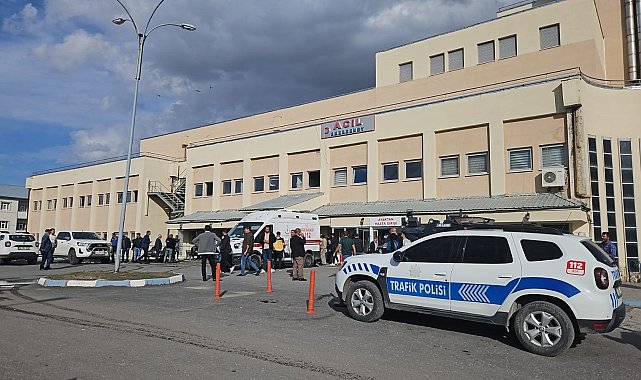 Muş'ta düğüne gidenleri taşıyan minibüs takla attı: 20 yaralı