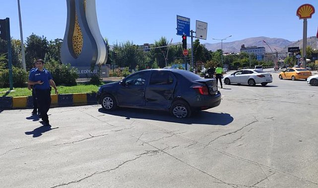 Muş'ta iki otomobil çarpıştı: 5 yaralı