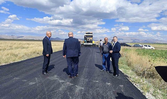 Patnos'ta köy yolları asfaltlanmaya devam ediyor