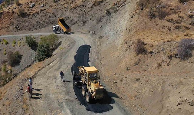 Pütürge ilçesinde yol iyileştirme çalışmaları sürüyor