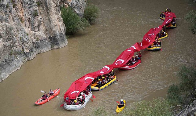 Rafting yapan gaziler Karasu Nehri'nde 50 metre uzunluğunda Türk bayrağı açtı