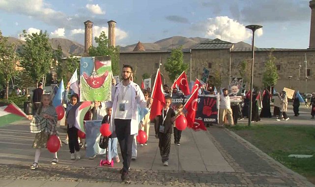 Sağlık çalışanları Erzurum'da İsrail'i protesto etti